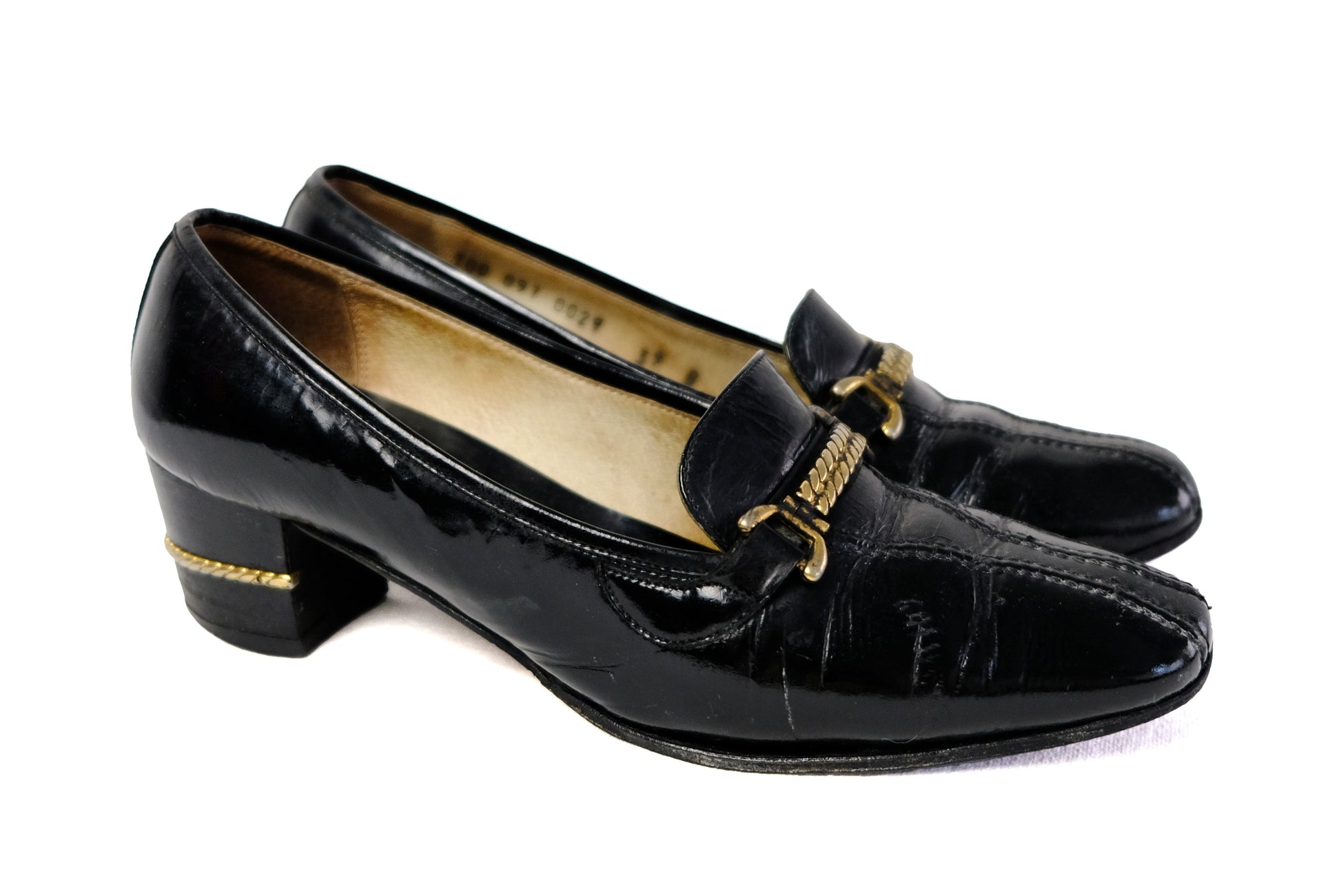 Gucci 1960s Vintage Shoes in Black Patent Leather with Gilt Chain Details, EU39